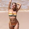 Moda praia: Marina Moschen usa biquíni listras em tons vibrantes em viagem de ano novo