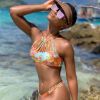 Moda praia: Erika Januza usa biquíni com shape diferente floral em viagem de ano novo
