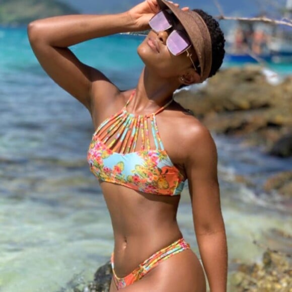 Moda praia: Erika Januza usa biquíni com shape diferente floral em viagem de ano novo