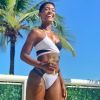 Moda praia: Erika Januza usou biquíni branco e preto transpassado em viagem de ano novo