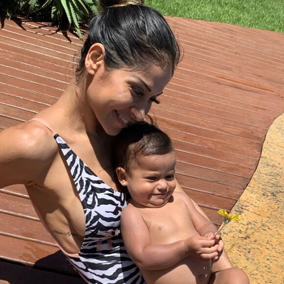 Moda praia: Mayra Cardi aposta em maiô de animal print em viagem de ano novo