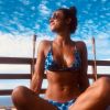 Moda praia: Yanna Lavigne elege biquíni com tons de azul e branco em viagem de ano novo