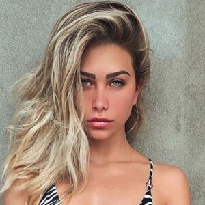 Moda praia: Flavia Pavanelli usa biquíni com estampa de animal print em viagem de ano novo