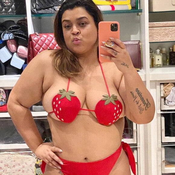 Moda praia: Preta Gil usa biquíni de morango em viagem de ano novo