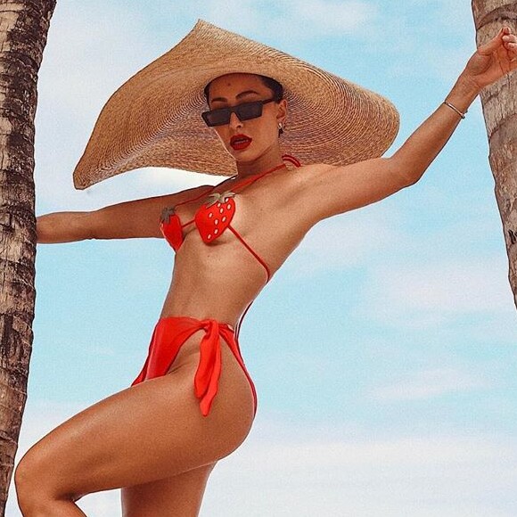 Moda praia: Sabrina Sato elege biquíni com detalhe de morangos em viagem de ano novo