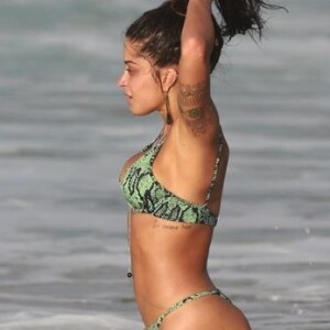 Aline Riscado ostenta biquíni com estampa de animal print