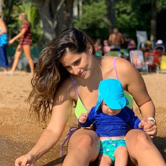 Moda paia de famosas: Camilla Camargo elege biquíni com cor vibrante amarela em viagem