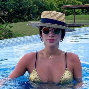 Romana Novais aposta em biquíni dourado para viagem de férias de ano novo