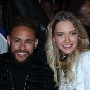 Neymar foi fotografado em jantar beneficente acompanhado da modelo Sasha Luss