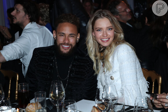 Neymar foi fotografado em jantar beneficente acompanhado da modelo Sasha Luss