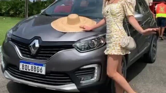 Marina Ruy Barbosa aposta em vestido com estampa de poá amarela em viagem com marido