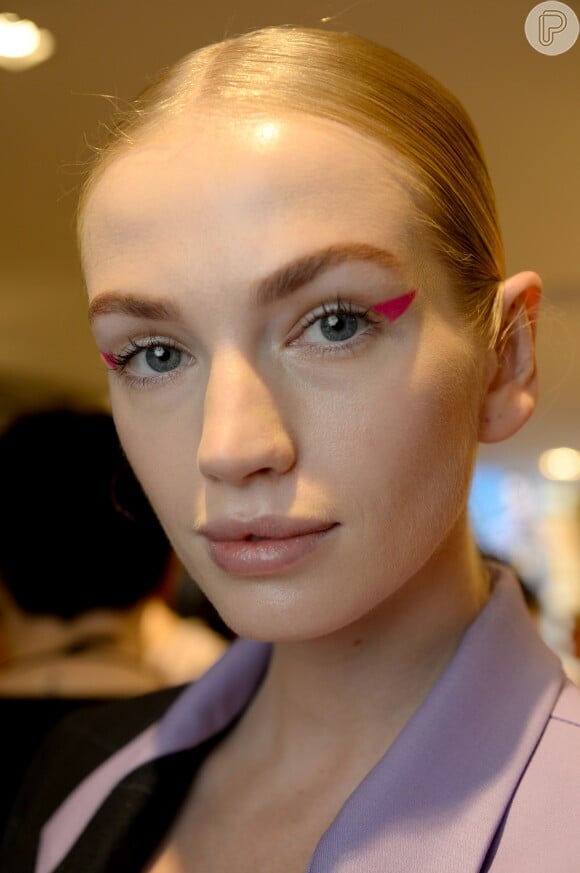 Maquiagem com delineado colorido: uma opção trendy é fazer um triângulo no canto externo dos olhos com delineador ou sombra rosa