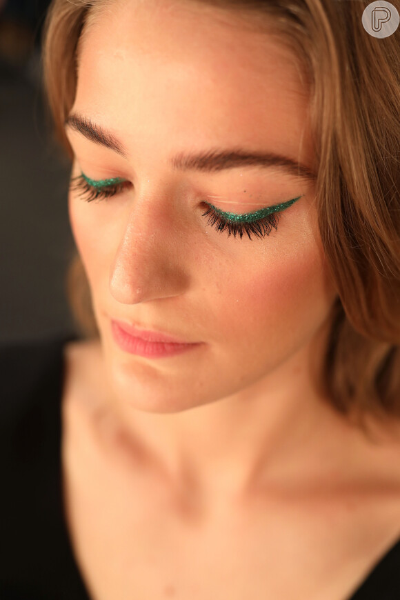 Maquiagem com delineado colorido: traço verde com brilho é ideal para a make de festa, sobretudo se o evento for à noite