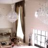 Luciano Camargo e Flávia Fonseca mostram sala de mansão com lustres luxuosos