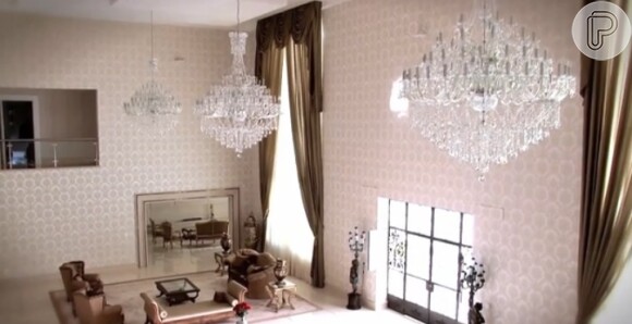 Luciano Camargo e Flávia Fonseca mostram sala de mansão com lustres luxuosos