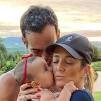 Tici Pinheiro ganha beijo da filha Manu em foto com família: 'Sanduíche de amor'