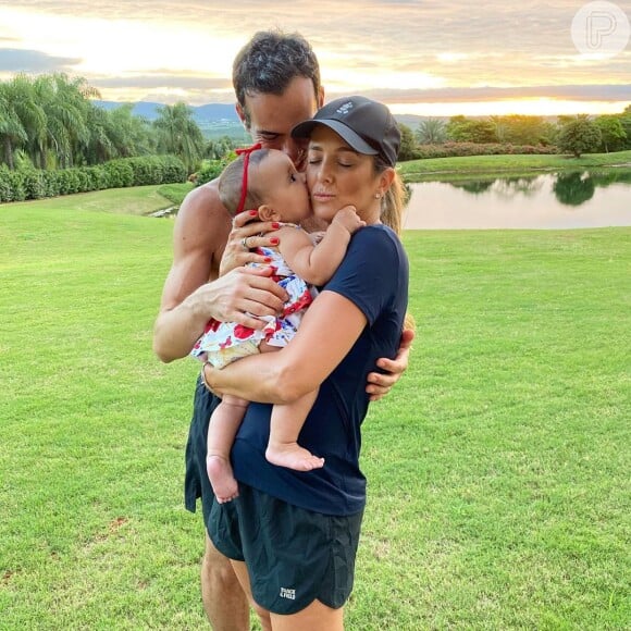 Filha caçula de Ticiane Pinheiro deu beijinho na mãe e encantou a web: 'Não aguento essa gostosura da Manu'
