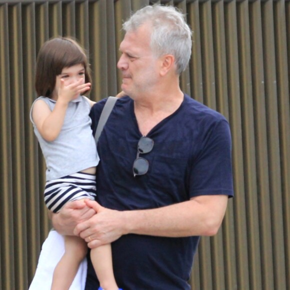 Pedro Bial leva filha de 2 anos, Laura, para passear na praia de Ipanema, no Rio de Janeiro, nesta segunda-feira, dia 06 de janeiro de 2020