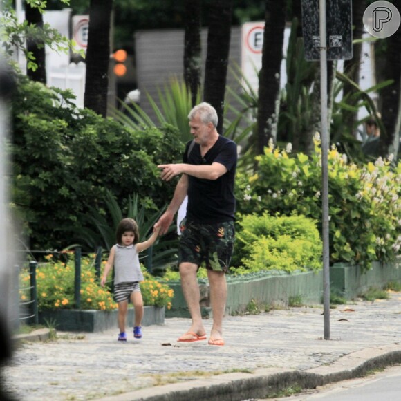 Filha de Pedro Bial, Laura encanta em passeio na praia de Ipanema, no Rio de Janeiro, nesta segunda-feira, dia 06 de janeiro de 2020