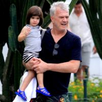 Pedro Bial passeia com filha de 2 anos e Laura exibe semelhança com Maria Prata