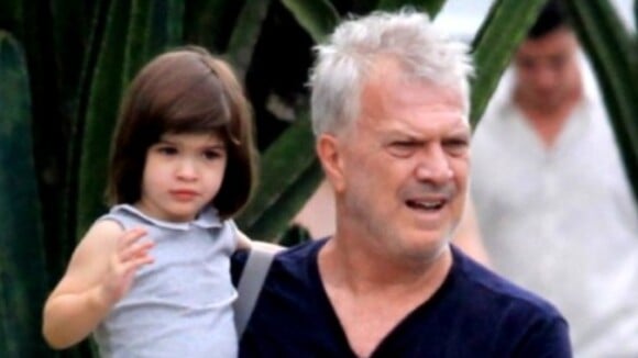 Pedro Bial passeia com filha de 2 anos e Laura exibe semelhança com Maria Prata