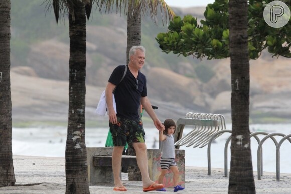 Filha de Pedro Bial, Laura rouba a cena em ida à praia de Ipanema, no Rio de Janeiro, nesta segunda-feira, dia 06 de janeiro de 2020