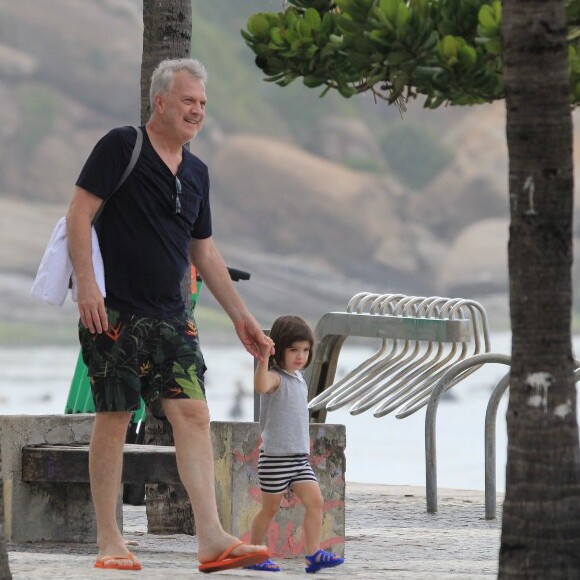 Filha de Pedro Bial, Laura rouba a cena em ida à praia de Ipanema, no Rio de Janeiro, nesta segunda-feira, dia 06 de janeiro de 2020