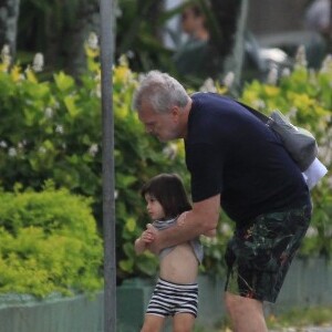 Pedro Bial passeia com a filha de 2 anos, Laura, na praia de Ipanema, no Rio de Janeiro, nesta segunda-feira, dia 06 de janeiro de 2020
