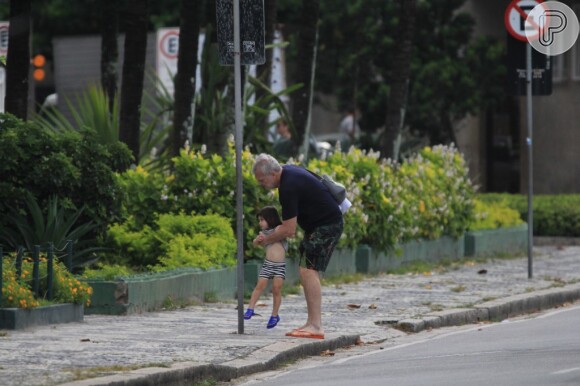 Pedro Bial passeia com a filha de 2 anos, Laura, na praia de Ipanema, no Rio de Janeiro, nesta segunda-feira, dia 06 de janeiro de 2020
