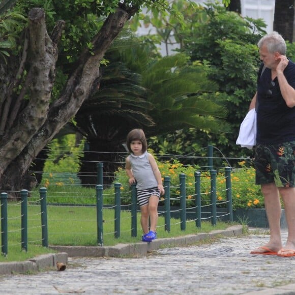 Filha de Pedro Bial, Laura aposta em look fashion na praia de Ipanema, no Rio de Janeiro, nesta segunda-feira, dia 06 de janeiro de 2020