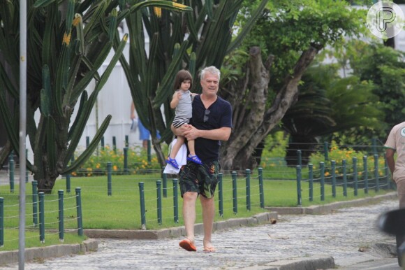 Pedro Bial leva filha de 2 anos, Laura, para passear na praia de Ipanema, no Rio de Janeiro, nesta segunda-feira, dia 06 de janeiro de 2020