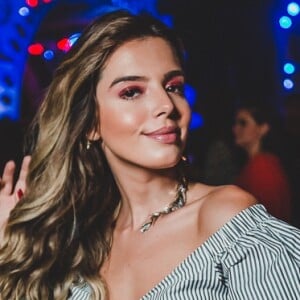 Giovanna Lancellotti apostou na sombra rosa em festa pré-Réveillon em Fernando de Noronha