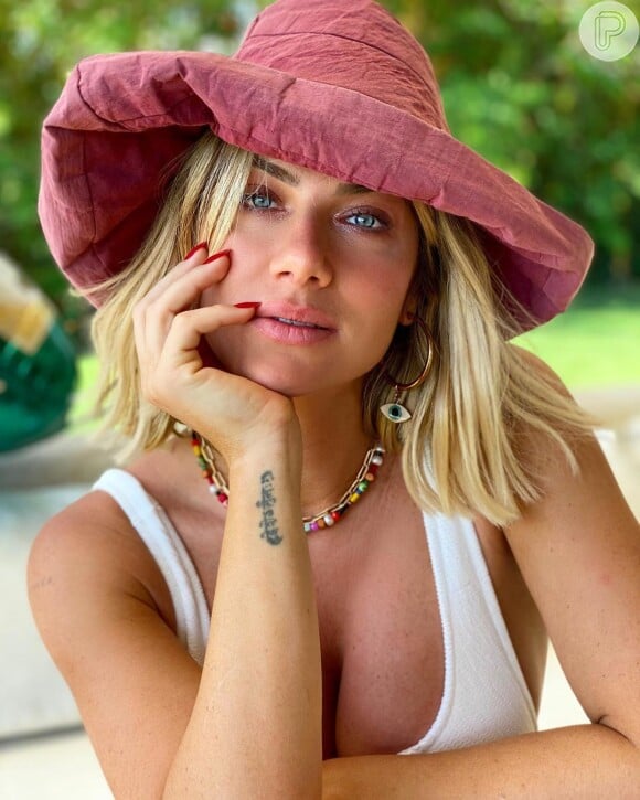 Giovanna Ewbakn apostou na sombra rosa clarinha e cintilante para combinar com o chapéu estilo pescador em Fernando de Noronha