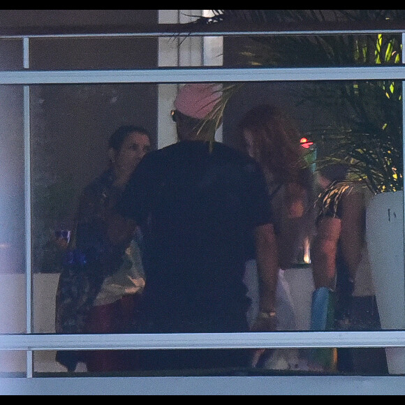 Pedro Scooby e Cintia Dicker brigaram por conta de ciúmes da modelo, diz a colunista Fabia Oliveira, do jornal 'O Dia', nesta terça-feira, 7 de janeiro de 2020