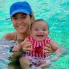 O sorriso de Manuella em seu primeiro banho de piscina com a mãe, Ticiane Pinheiro, roubou a cena