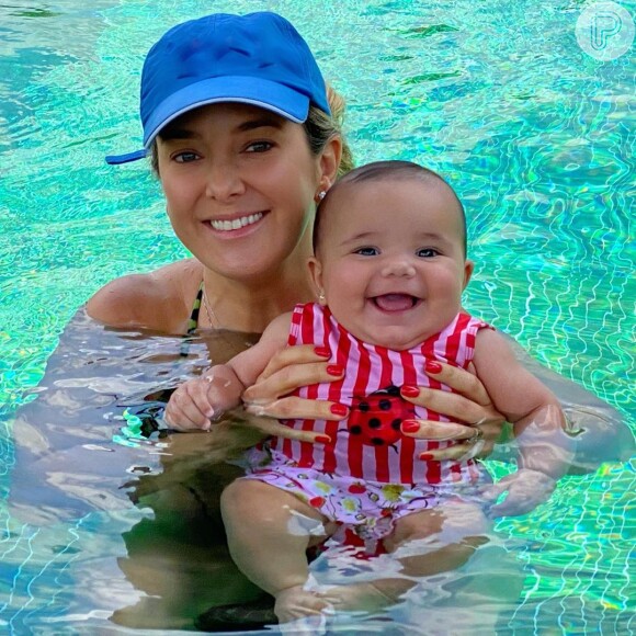 O sorriso de Manuella em seu primeiro banho de piscina com a mãe, Ticiane Pinheiro, roubou a cena
