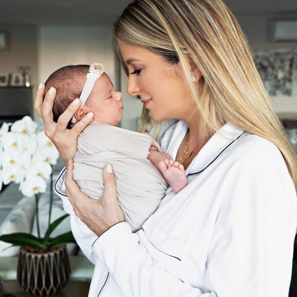 Ticiane Pinheiro não abre mão de itens fofos nos lookinhos da filha mais nova