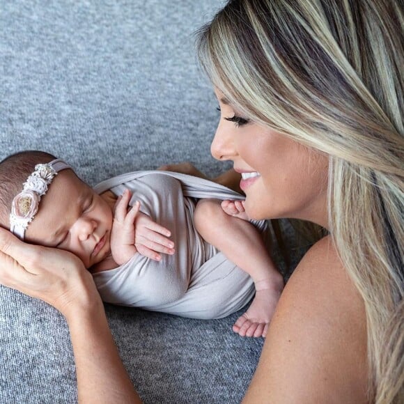 Manuella, filha de Ticiane Pinheiro e Cesar Tralli, é protagonista de fotos lindas desde o primeiro mês de vida