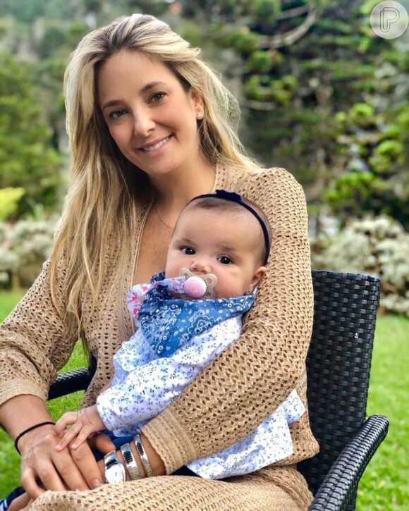 Ticiane Pinheiro posou sem make em foto com a filha caçula, Manuella