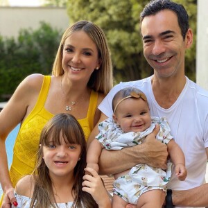 Manuella, Ticiane Pinheiro, Cesar Tralli e Rafa Justus posaram juntos em fotos com as meninas combinando o look