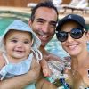 Manuella é dona de looks praia fofíssimos, como o dessa foto dela com os pais, Ticiane Pinheiro e Cesar Tralli
