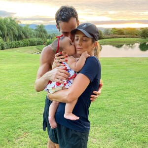 Família carinhosa: essa é a melhor forma de definir o momento compartilhado pela apresentadora Ticiane Pinheiro com o marido e a caçula