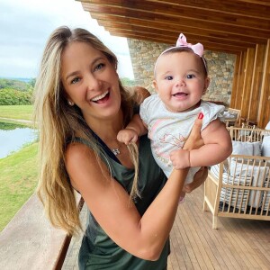 Ticiane Pinheiro adora compartilhar fotos da menina toda sorridente em suas rede sociais