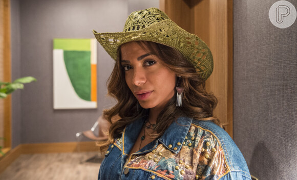 Anitta aparece caracterizada no estilo fazendeira na novela 'Amor de Mãe'
