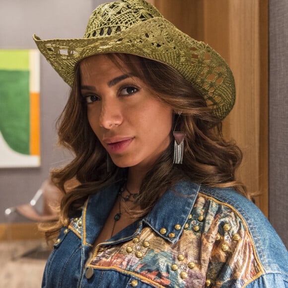 Anitta aparece caracterizada no estilo fazendeira na novela 'Amor de Mãe'