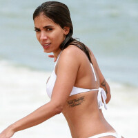 Anitta aposta em beachwear all white e se diverte em praia no Rio. Veja fotos!