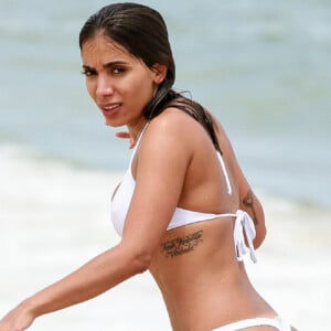 Anitta é fotografada na praia da Barra da Tjuca, na zona oeste do Rio de Janeiro, nesta quinta-feira, 09 de janeiro de 2019