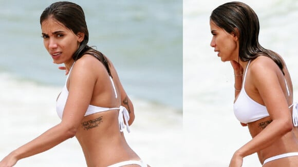 Anitta aposta em beachwear all white e se diverte em praia no Rio. Veja fotos!