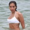 Anitta aposta em biquíni top para ir à praia