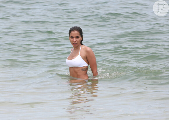 Anitta aposta em biquíni top para ir à praia